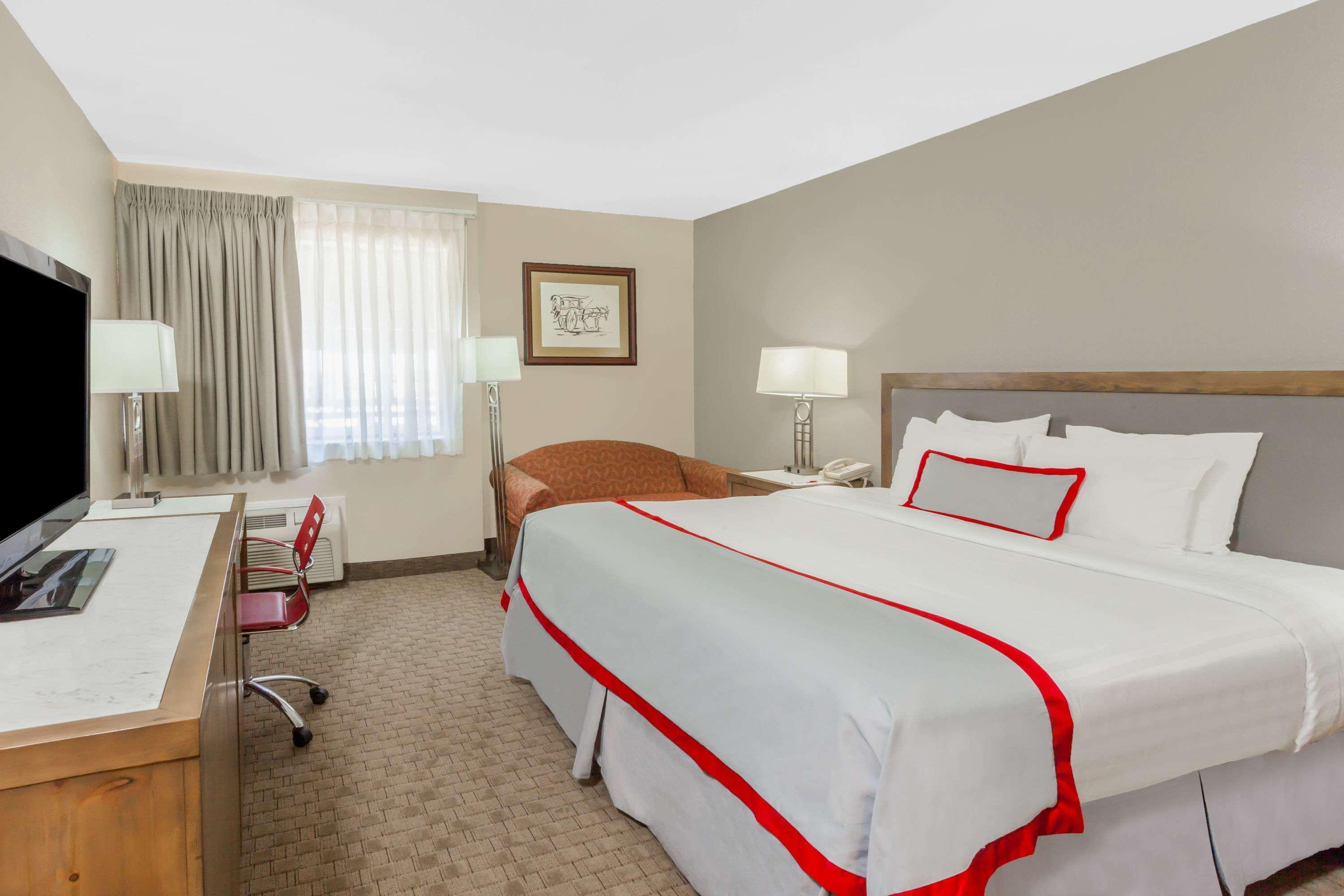 Отель Ramada Plaza By Wyndham Garden Grove/Anaheim South Экстерьер фото