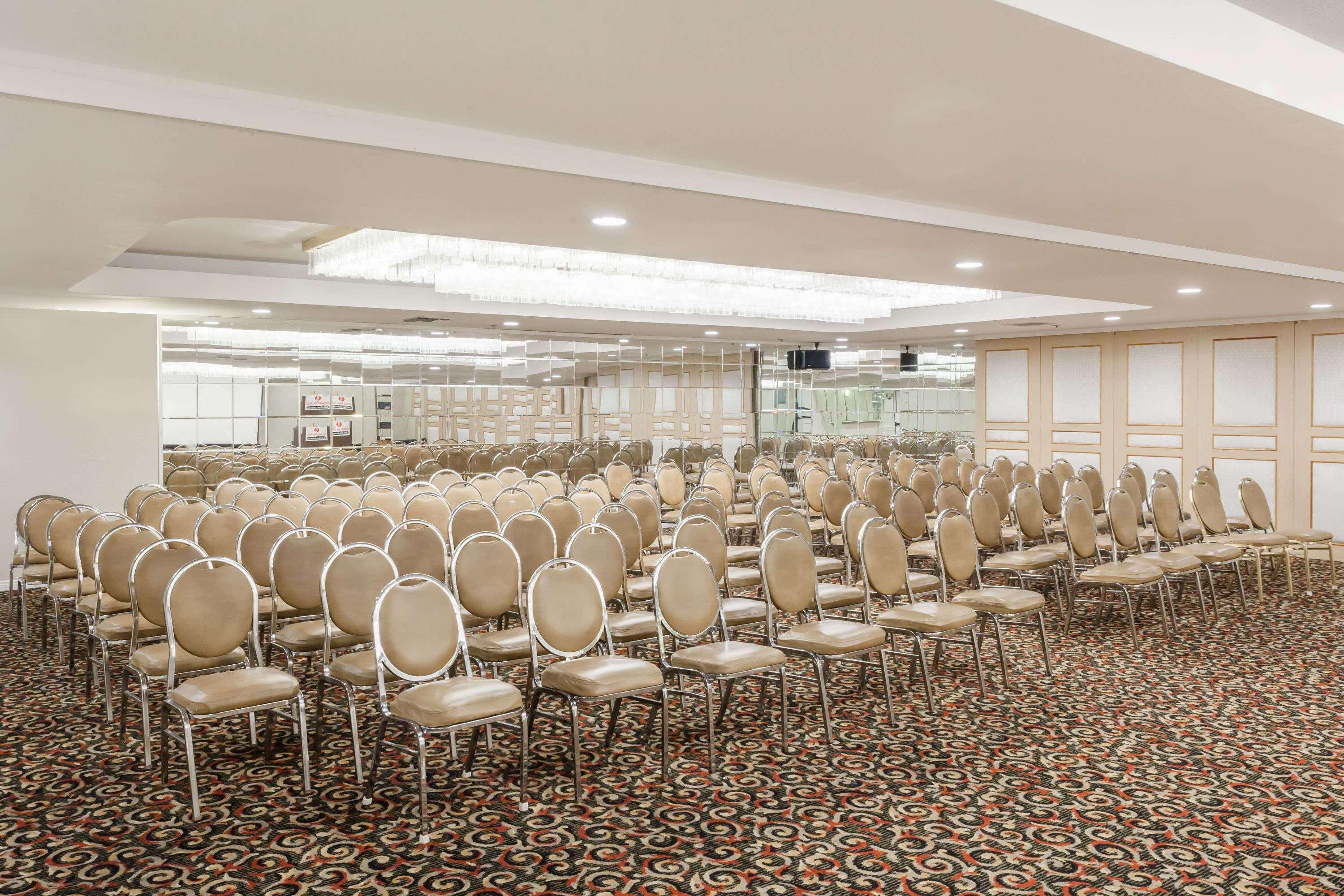 Отель Ramada Plaza By Wyndham Garden Grove/Anaheim South Экстерьер фото