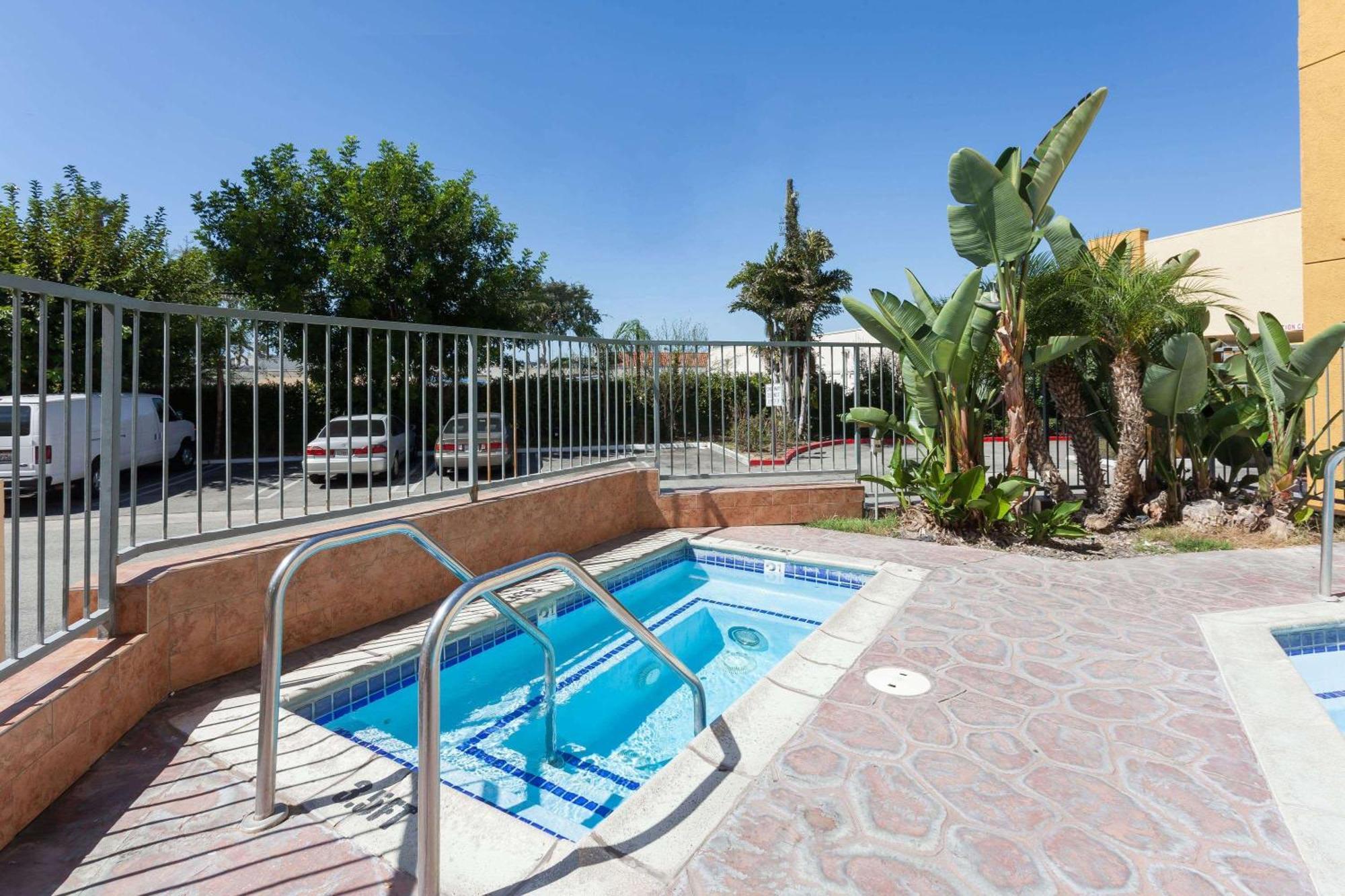 Отель Ramada Plaza By Wyndham Garden Grove/Anaheim South Экстерьер фото