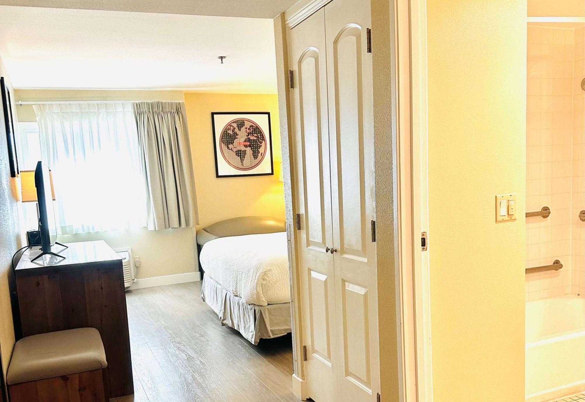 Отель Ramada Plaza By Wyndham Garden Grove/Anaheim South Экстерьер фото